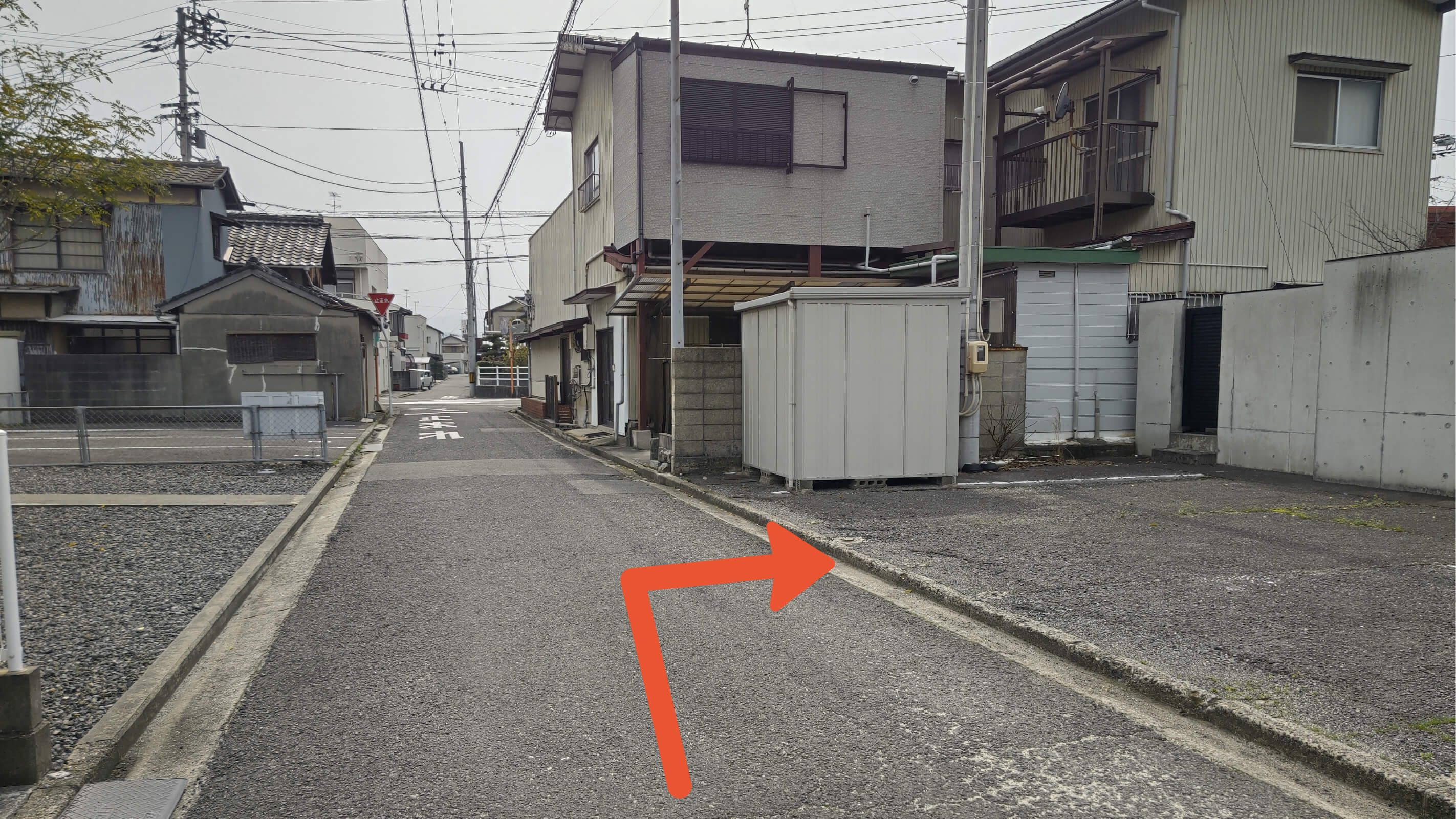 今治市立花町1丁目5-25駐車場の写真