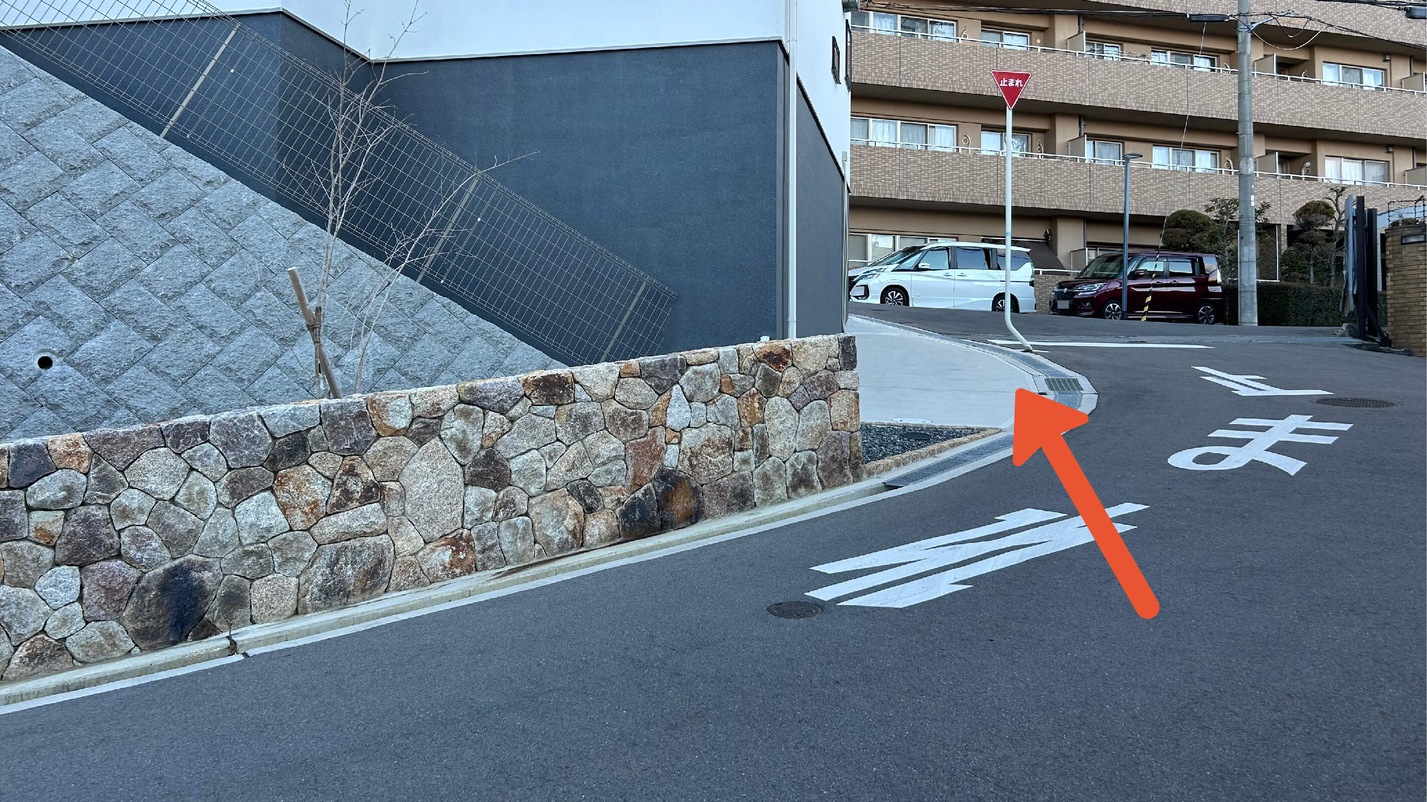 刀根山3-8-17駐車場の写真