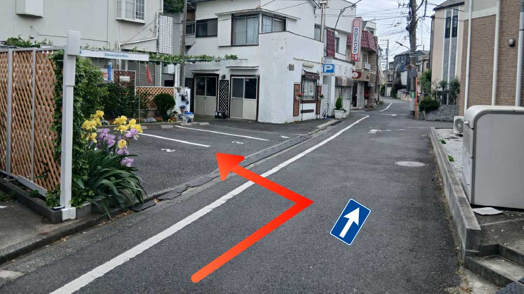 《水曜日・終日》クリーニング三愛　駐車場の写真