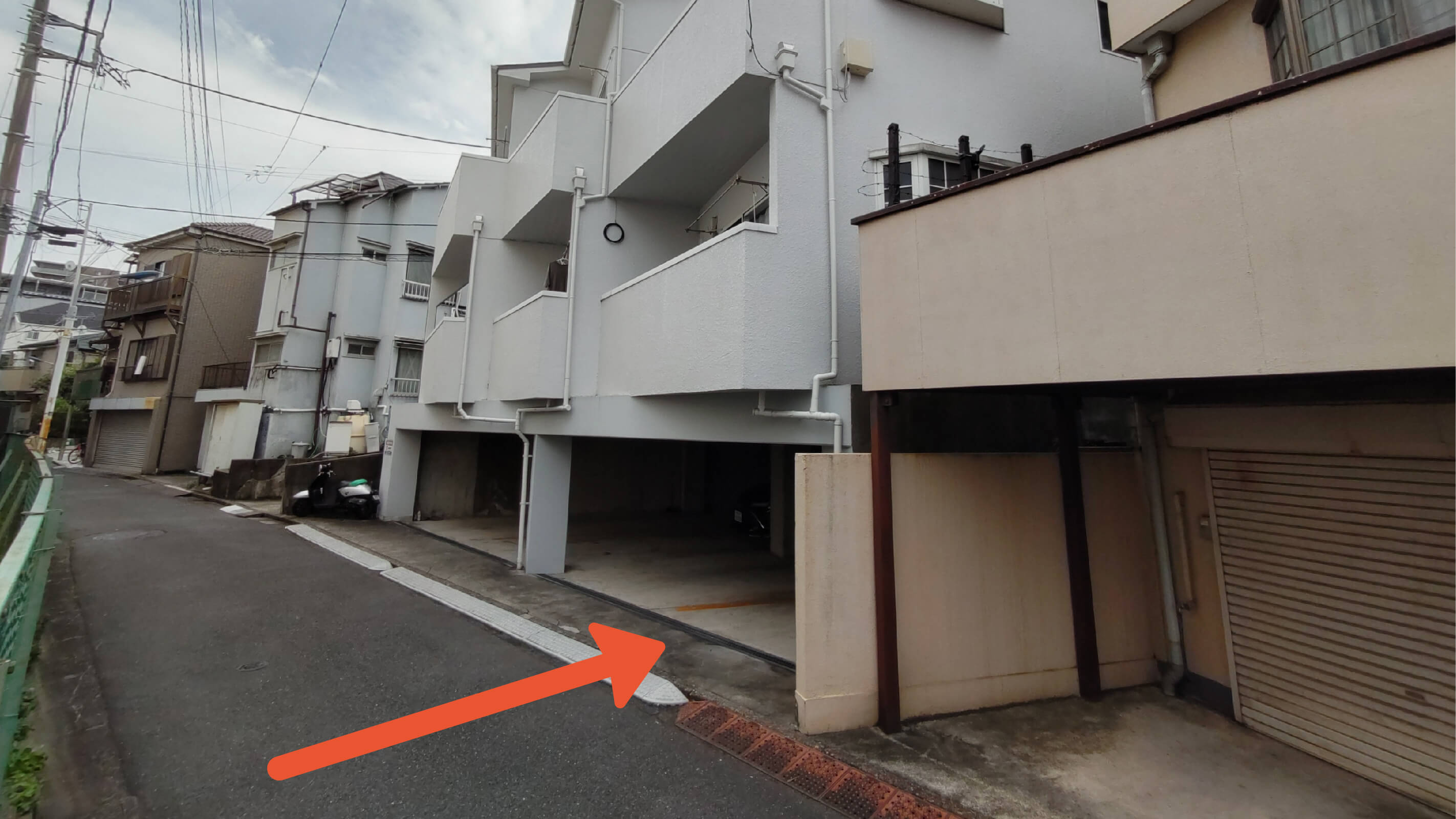 西が丘2-7-8駐車場の写真