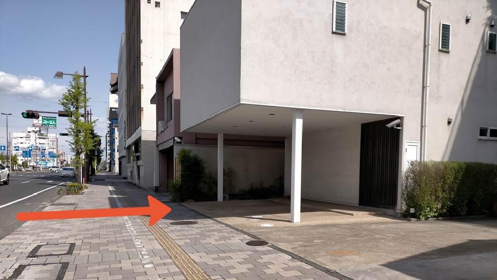 【ホワイトハウス下】富田町1-5-8-2駐車場の写真