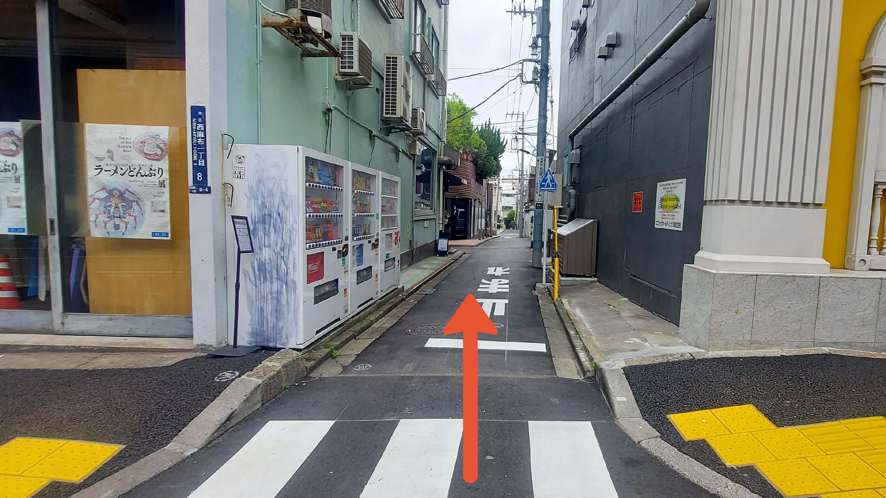 西麻布1-8-3駐車場の写真