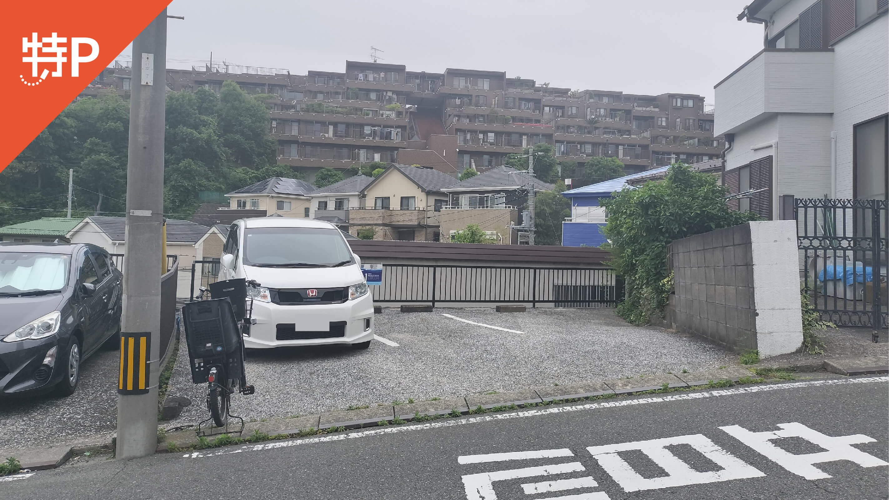 【予約制】特P 《軽自動車》富岡西3-8-5駐車場の画像1