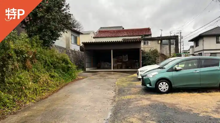 秋葉山針名神社　参道入り口屋根付き駐車場